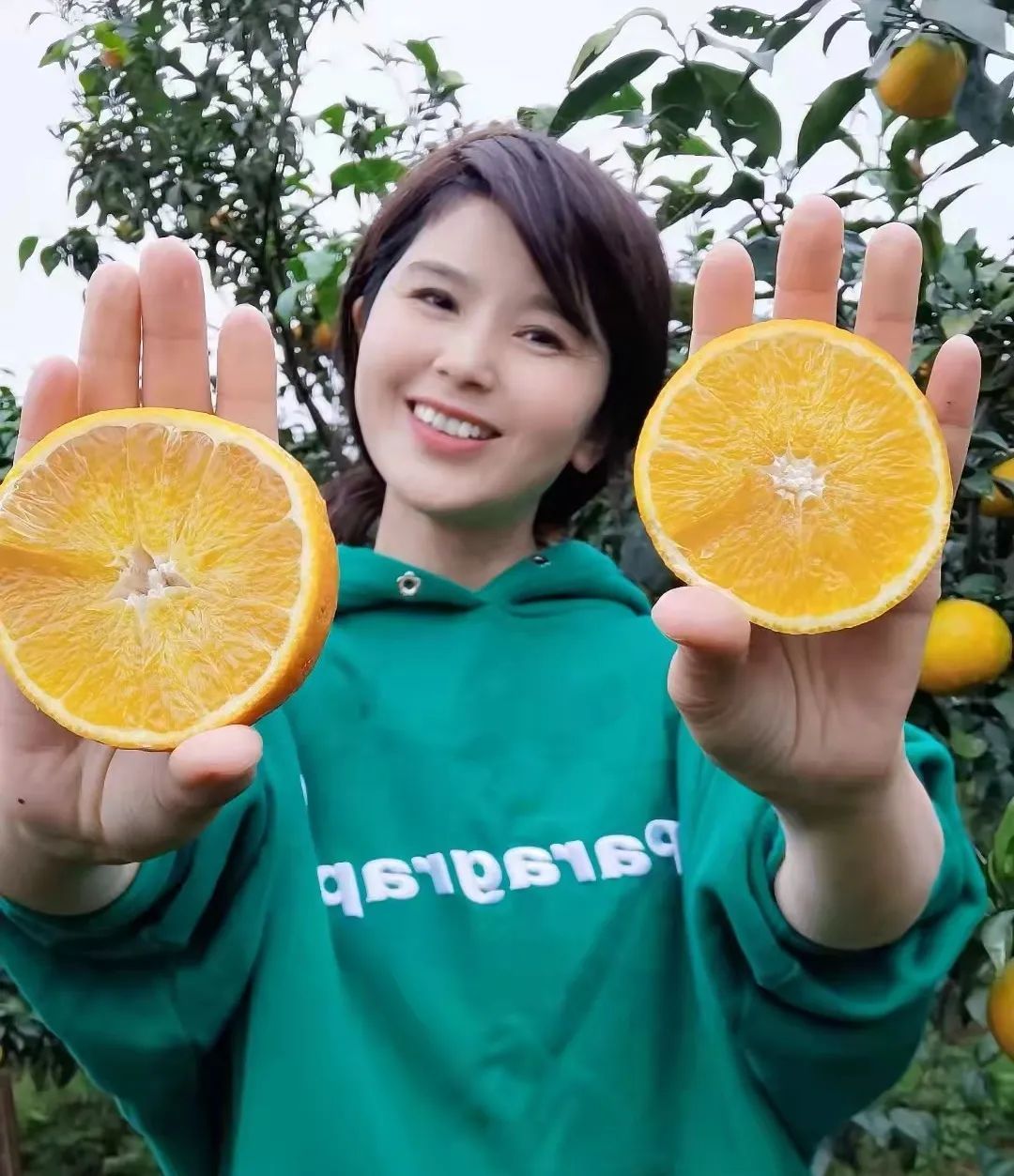 （比橙子更甜的，是她的灿烂笑颜）